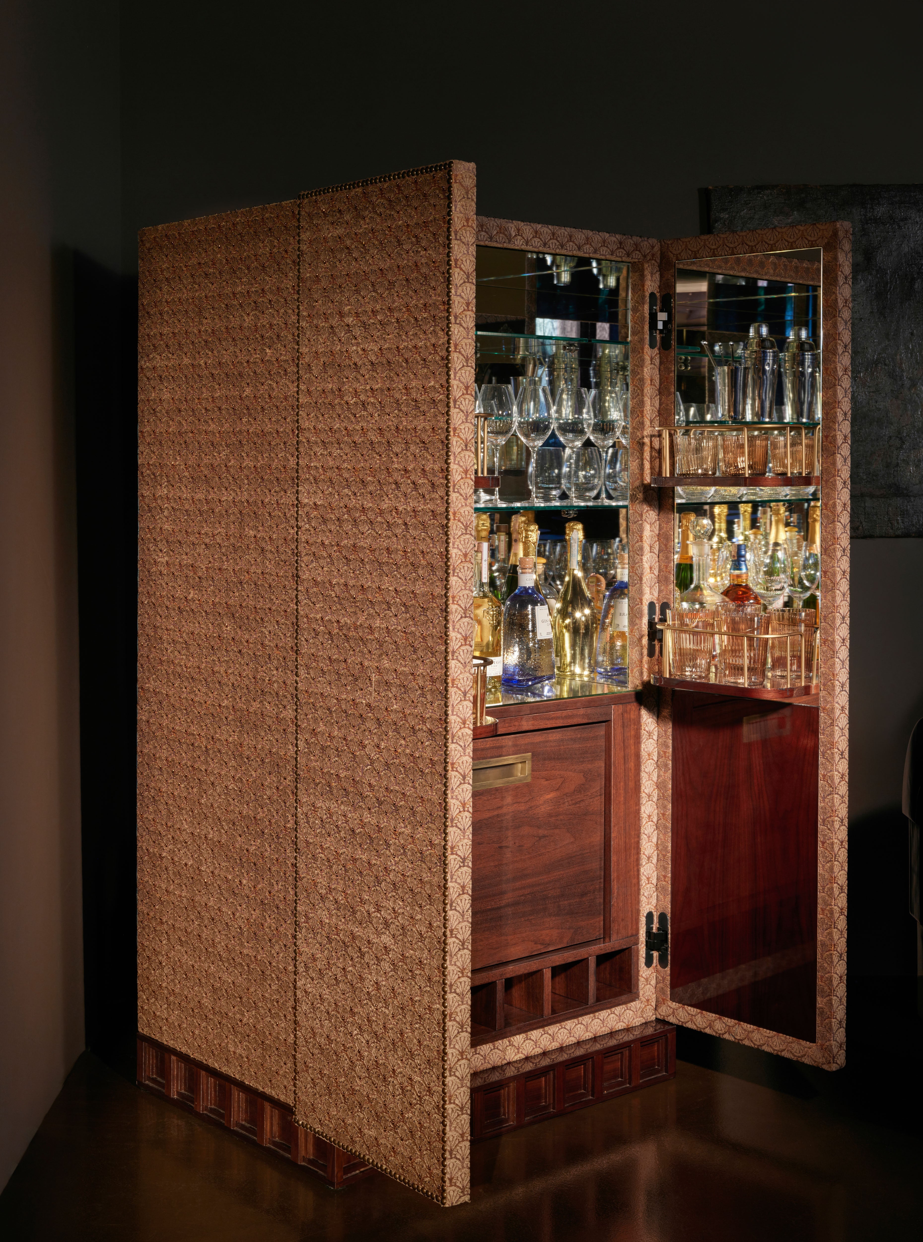 VH BAR CABINET 001